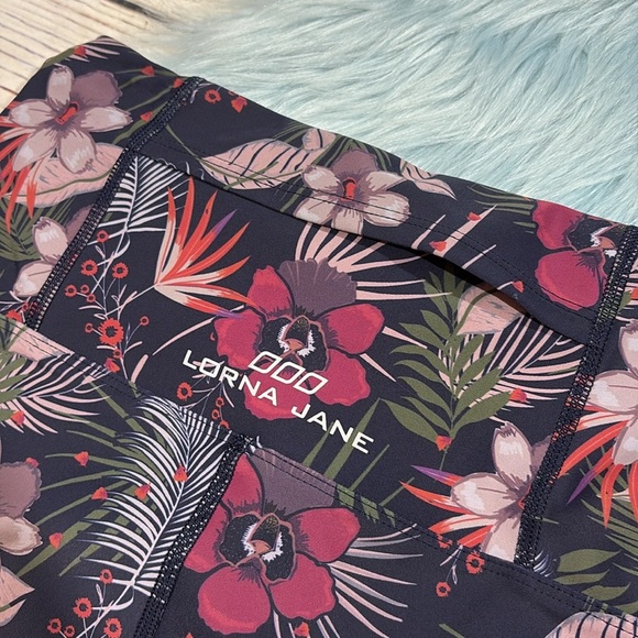 Lorna Jane Tropical Floral Navy High Rise Crop Leggings - Picture 9 of 9